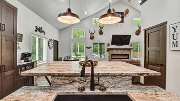 Full-sized fridge, microwave, oven, stovetop