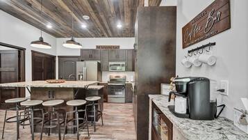 Full-size fridge, microwave, oven, stovetop