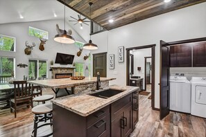 Full-sized fridge, microwave, oven, stovetop