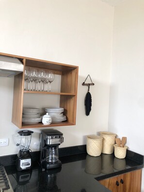 Presidential-Vierbettzimmer, 3 Schlafzimmer, Stadtblick, Poolseite | Eigene Küche | Mikrowelle, Mixer, Grillplatte, Kochgeschirr/Geschirr/Besteck