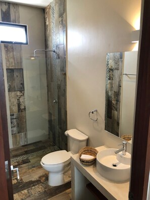 Presidentiële vierpersoonskamer, 3 slaapkamers, uitzicht op de stad, aan het zwembad | Badkamer | Een douche, handdoeken