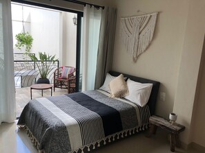 Chambre quadruple présidentielle, 3 chambres, vue sur la ville, au bord de la piscine | Lit avec matelas en mousse à mémoire, décor unique, bureau