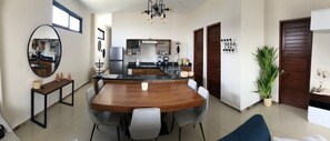 Chambre quadruple présidentielle, 3 chambres, vue sur la ville, au bord de la piscine | Salle à manger