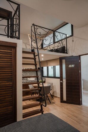 Betten mit Memory-Foam-Matratzen, individuell dekoriert, Schreibtisch