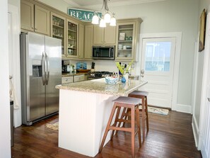Fridge, microwave, oven, stovetop - The Ava Belle Inn: A Gem in the Historic District by the Strand (Galveston)