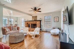 Smart TV, caminetto, videogiochi