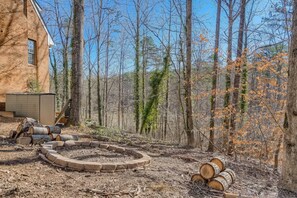 Outdoor spa tub - Waterfront Lake Lanier - Private Dock & Fire Pit space for the whole family! (Gainesville)