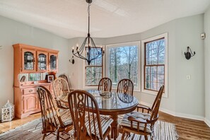 Dining - Waterfront Lake Lanier - Private Dock & Fire Pit space for the whole family! (Gainesville)