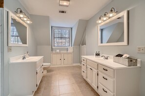 Combined shower/bathtub, hair dryer, towels, toilet paper - Waterfront Lake Lanier - Private Dock & Fire Pit space for the whole family! (Gainesville)
