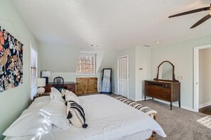 2 bedrooms, desk, travel cot, free WiFi - Waterfront Lake Lanier - Private Dock & Fire Pit space for the whole family! (Gainesville)
