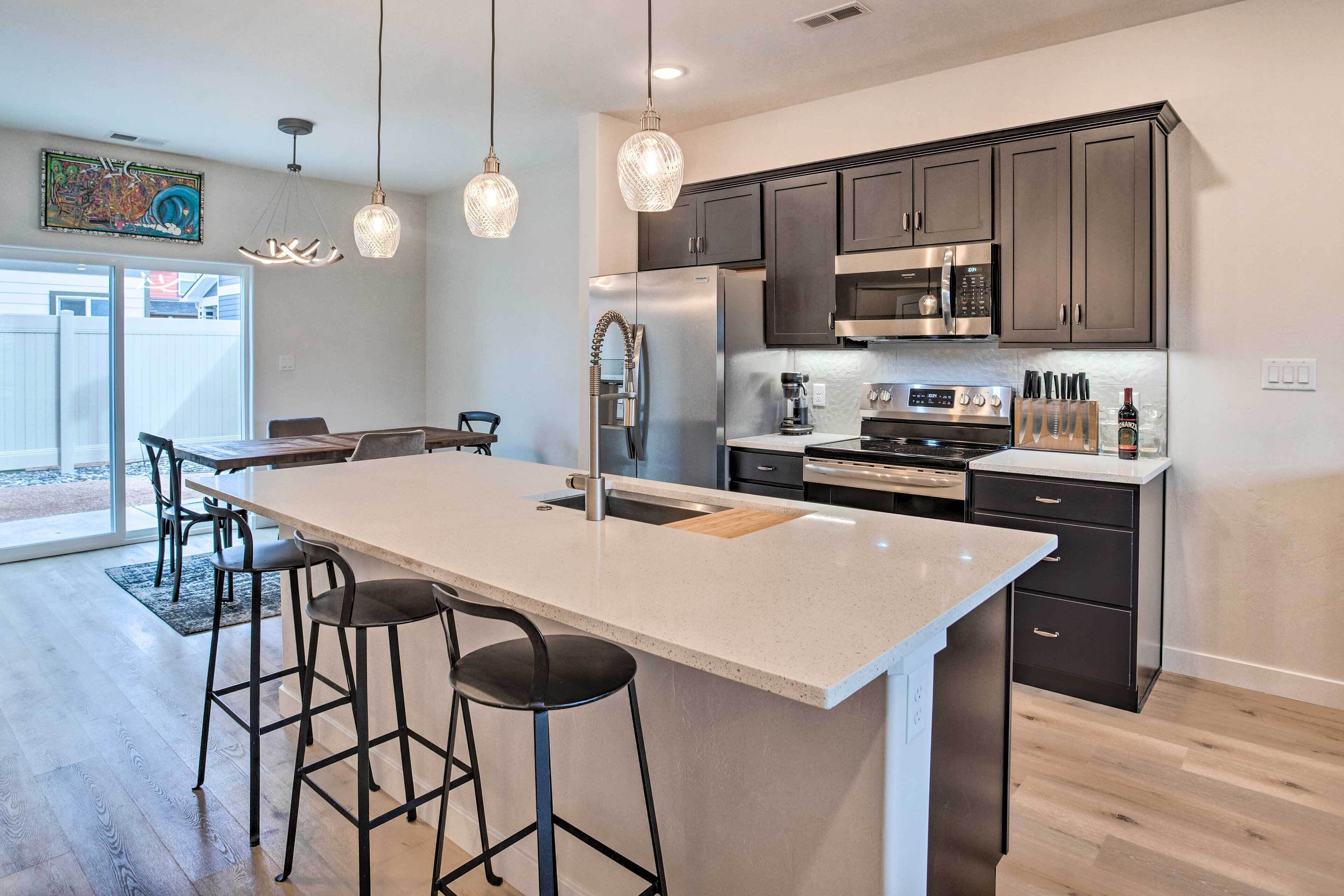 Modern Townhome ~ 3 Mi to Dtwn Grand Junction