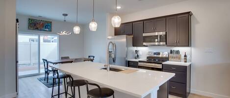 Fridge, microwave, stovetop, dishwasher