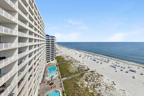On the beach - GULF FRONT 1 BD, 2 BA + Bunk Room! UPDATED with Amazing Views & Amenities! (Gulf Shores)