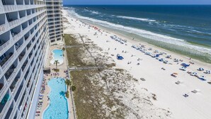 Un hôtel de grande hauteur doté d’une piscine et d’un espace plage.