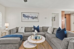 Smart-TV, Kamin, Videospiele, Tischtennisplatte