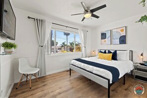 4 slaapkamers, een bureau, een strijkplank/strijkijzer, reisbedje