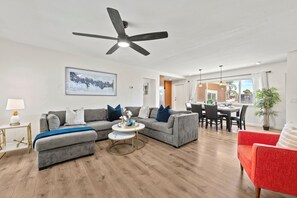 Smart-TV, Kamin, Videospiele, Tischtennisplatte