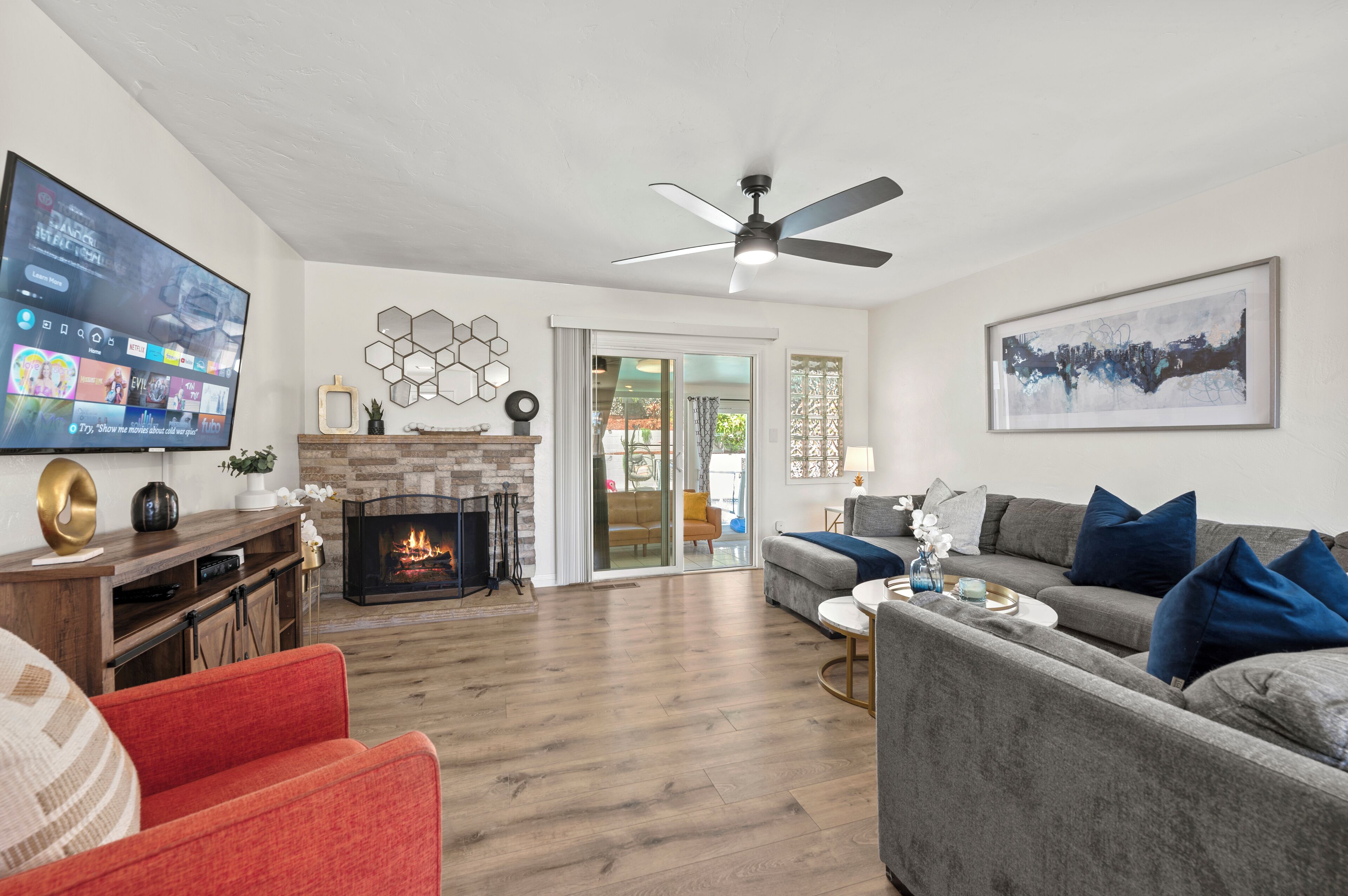 Smart TV, lareira, videogames, mesa de pingue-pongue