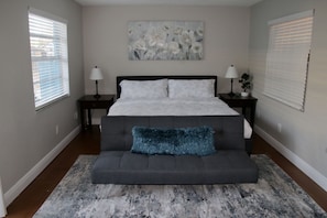 3 chambres, bureau, fer et planche Ă repasser, lit parapluie