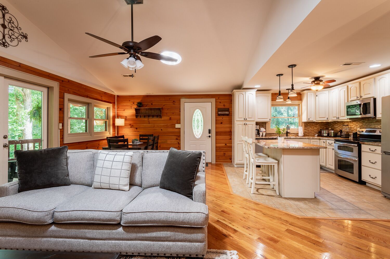 Skyridge Cabin: Beautiful log home retreat, convenient to South Asheville and fire pit!