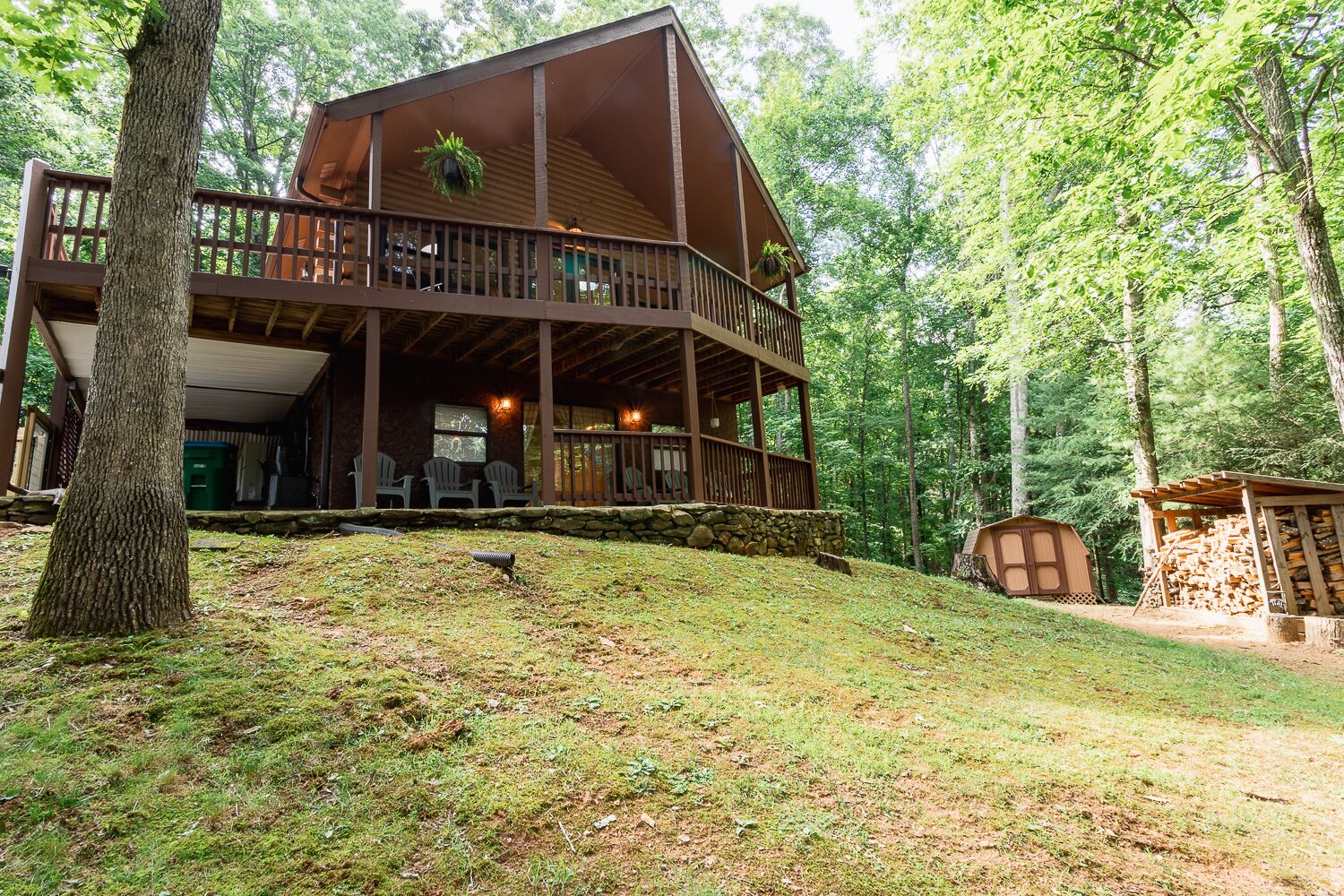 Skyridge Cabin: Beautiful log home retreat, convenient to South Asheville and fire pit!