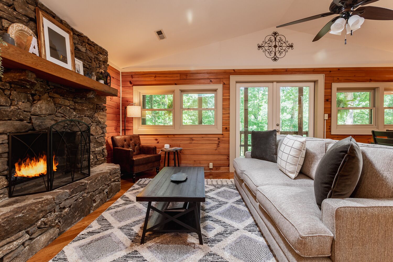 Skyridge Cabin: Beautiful log home retreat, convenient to South Asheville and fire pit!