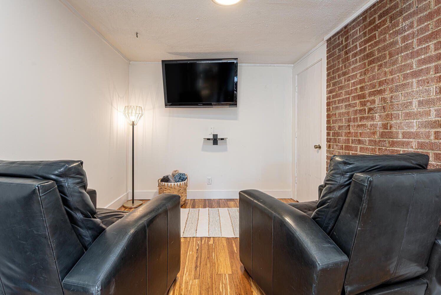 River's Edge: Private mountain retreat, right on the Cane Creek and close to downtown Asheville!