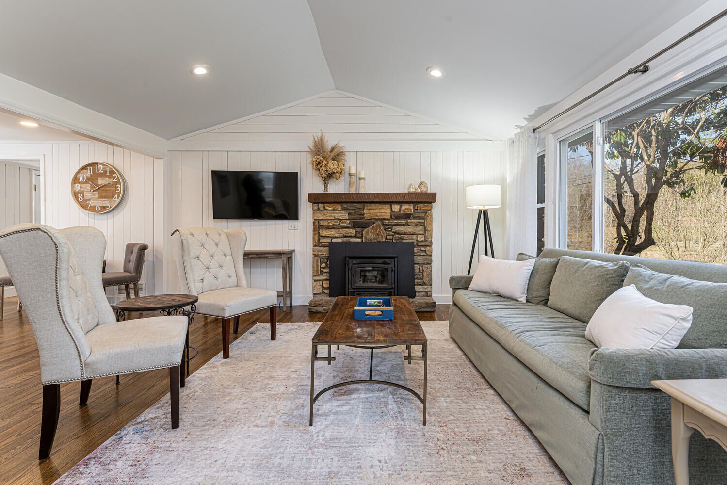 River's Edge: Private mountain retreat, right on the Cane Creek and close to downtown Asheville!