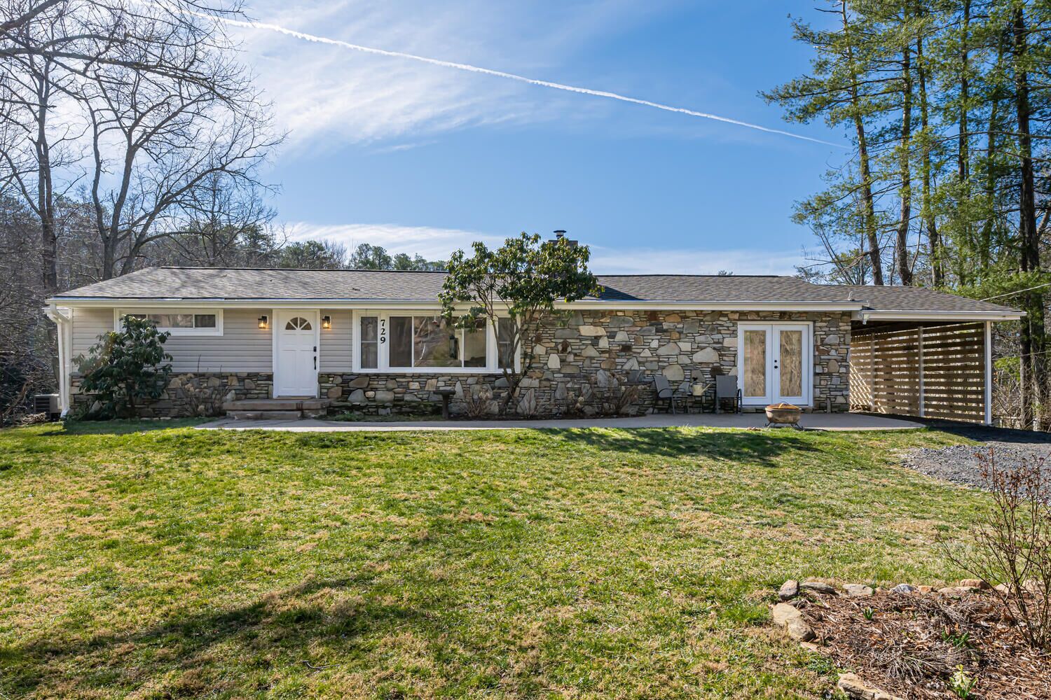 River's Edge: Private mountain retreat, right on the Cane Creek and close to downtown Asheville!