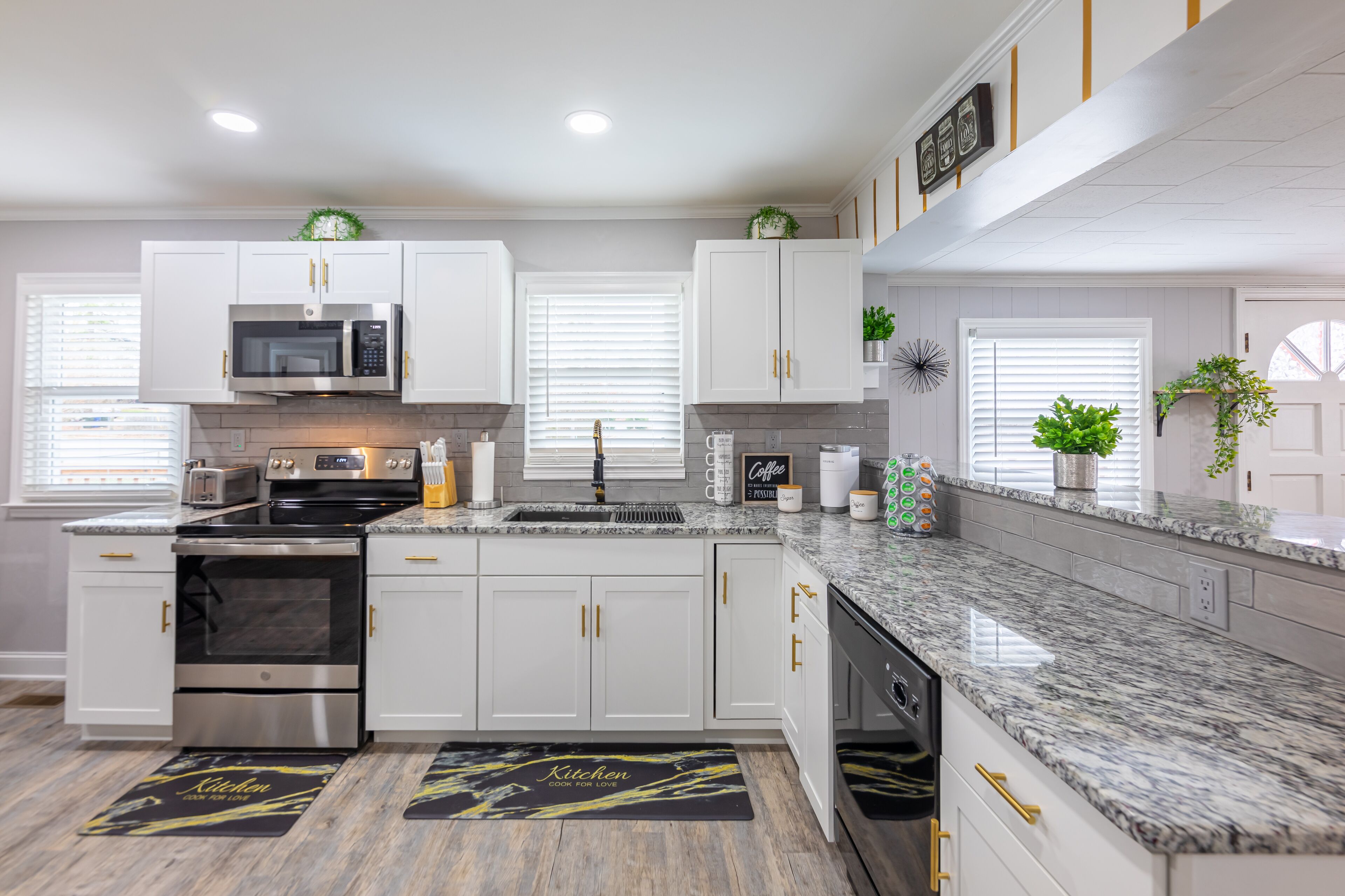 雪櫃、微波爐、焗爐、爐具