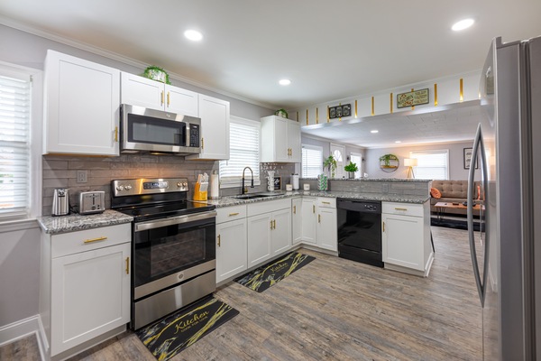 Frigorífico, microondas, horno y placa de cocina