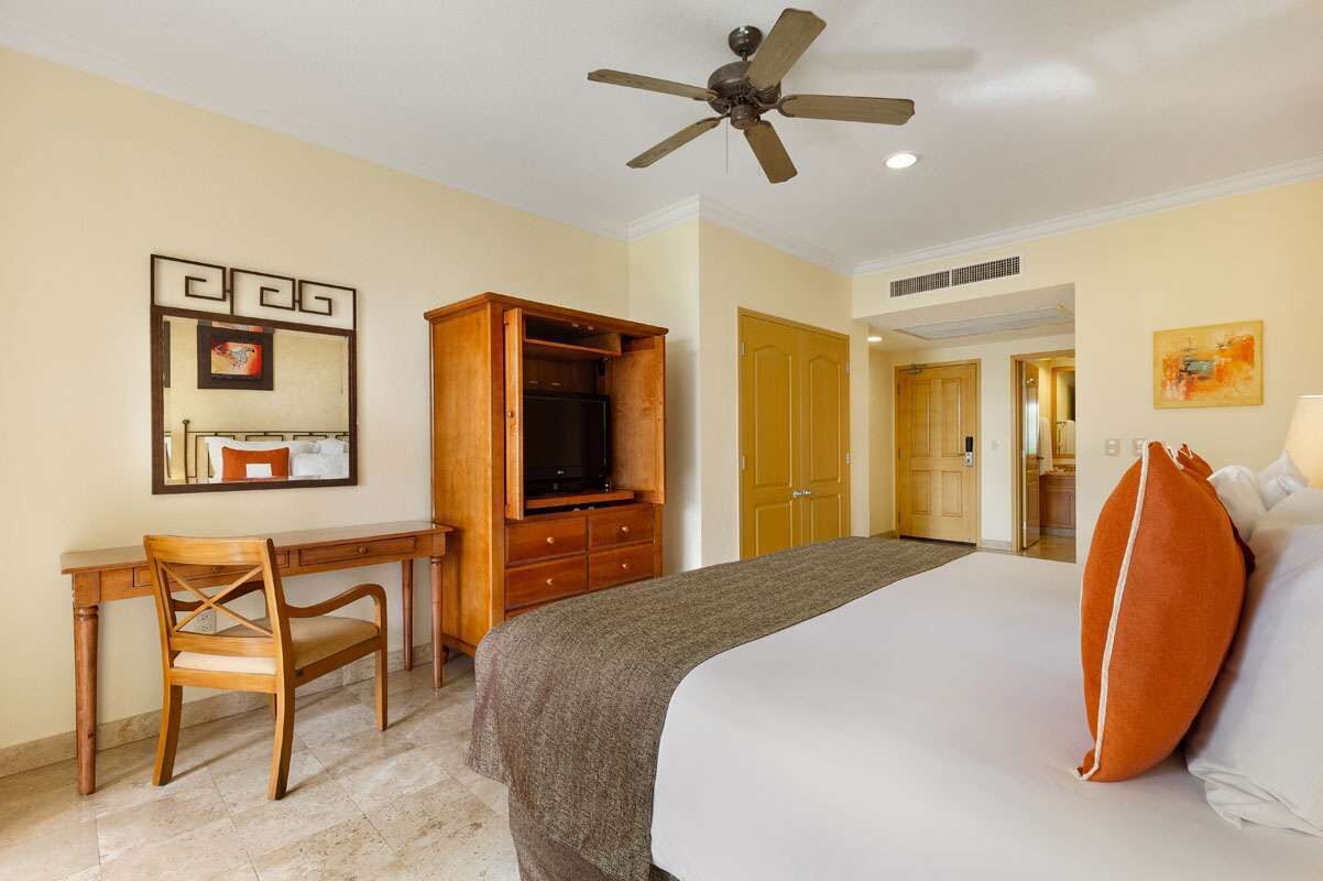 Deluxe Studio with stunning views at Cabo San Lucas Resort.