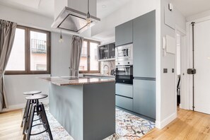 Kjøleskap, mikrobølgeovn, ovn og kokeplater