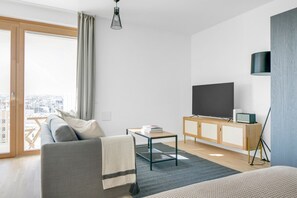 1 bedroom, iron/ironing board, WiFi, bed sheets - Charming Favoriten Studio w Gym & Bike Storage, nearMetro, by Blueground (Vienna)