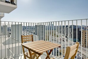 Outdoor dining - Charming Favoriten Studio w Gym & Bike Storage, nearMetro, by Blueground (Vienna)