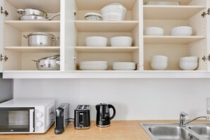 Kühlschrank, Mikrowelle, Ofen, Herdplatte