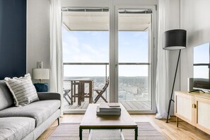 TV, stereo - Luxe Leopoldstadt 1BR w/ Elevator, Balcony & Gym, near U2, by Blueground (Vienna)