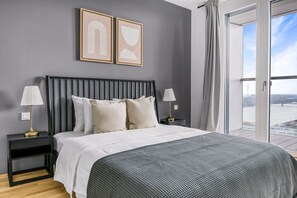 1 bedroom, iron/ironing board, WiFi, bed sheets - Luxe Leopoldstadt 1BR w/ Elevator, Balcony & Gym, near U2, by Blueground (Vienna)