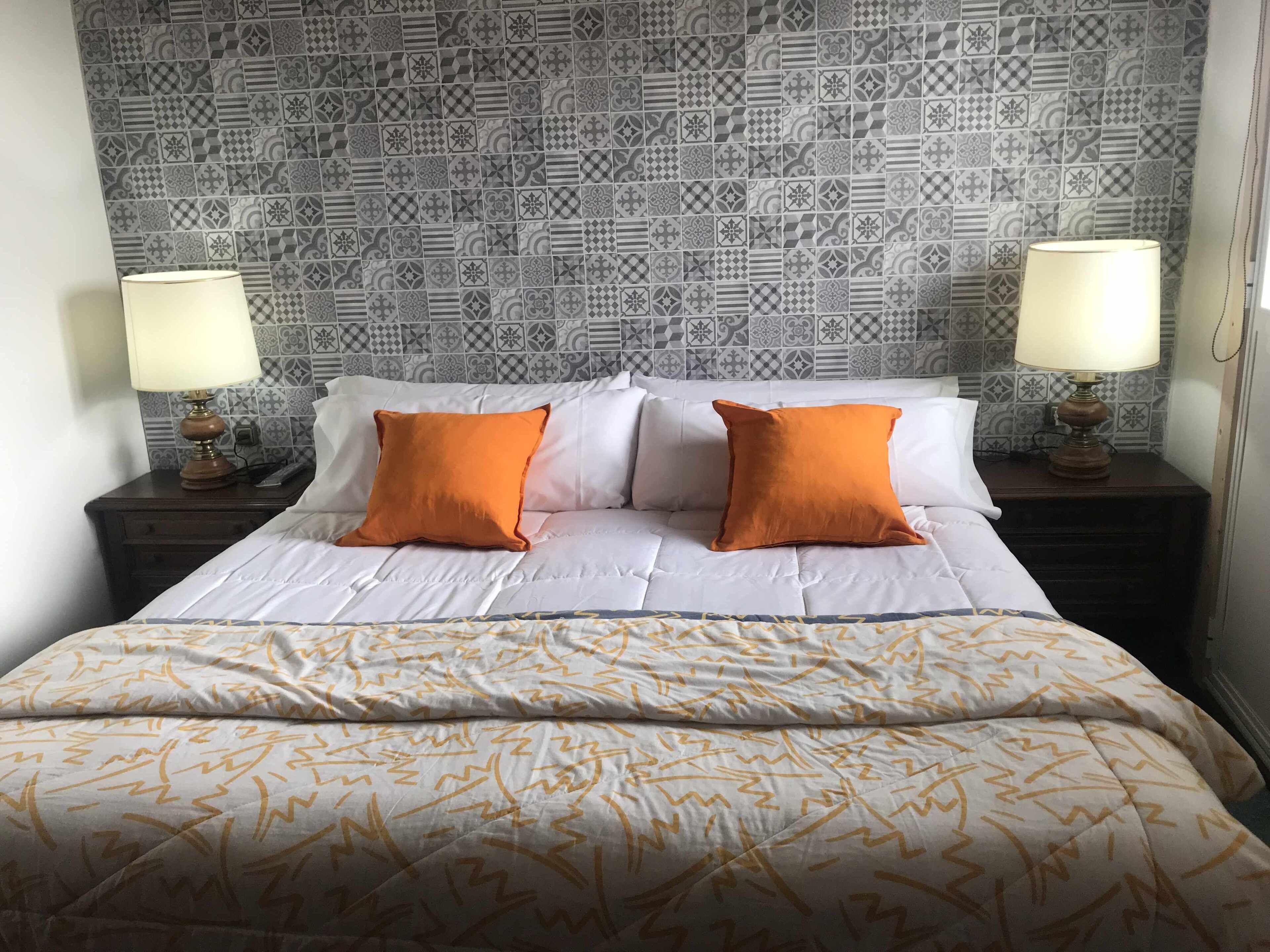 3 habitaciones, tabla de planchar con plancha, cuna de viaje y internet 