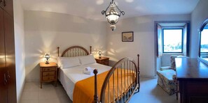 4 bedrooms, iron/ironing board, bed sheets