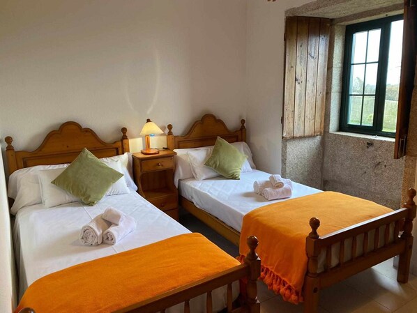 4 chambres, fer et planche à repasser, draps fournis