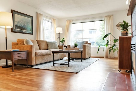 TV, fireplace, stereo. Mellow Yellow UW & Children's Free parking!