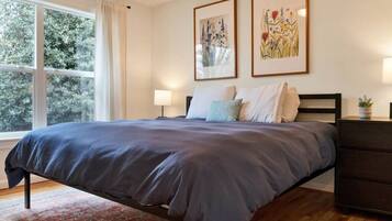 2 soverom, skrivebord, strykejern/-brett og reiseseng for barn