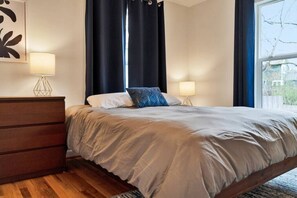 2 間睡房、書桌、熨斗/熨衫板、可攜式嬰兒床