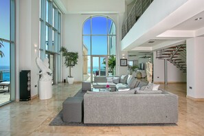 Televisión, libros y estéreo 