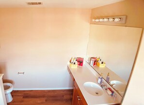 Ensemble douche/baignoire, baignoire à jets, sèche-cheveux