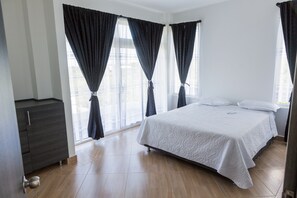 4 室のベッドルーム、セーフティボックス (室内)、アイロン / アイロン台、WiFi (無料)