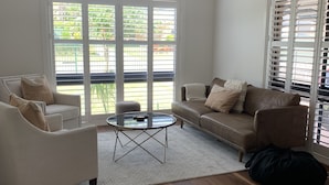 Smart TV, Netflix, books, streaming services - STYLISH FAMILY BEACH HOUSE WITH HOT TUB (Dromana)