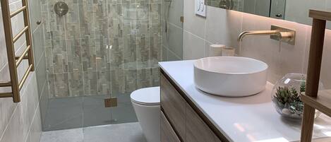 Dusche, Haartrockner, Handtücher, Seife