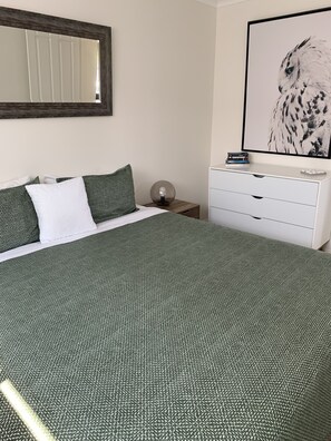 3 habitaciones, tabla de planchar con plancha y cuna de viaje 